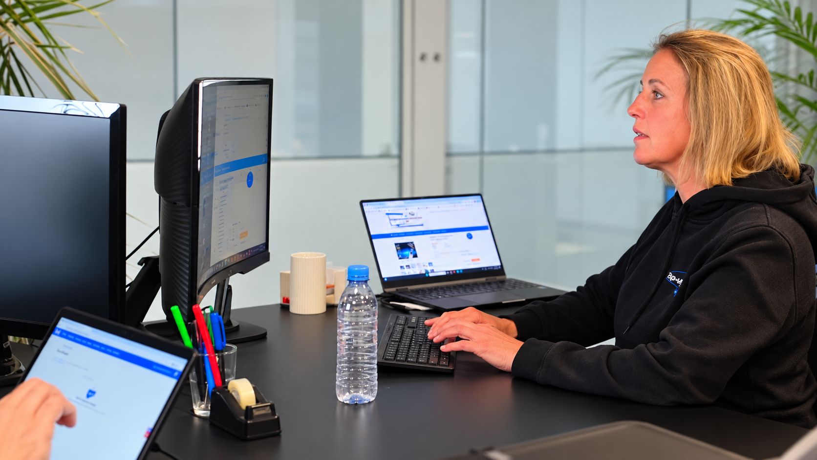 Notre collaboratrice du service clientèle au travail